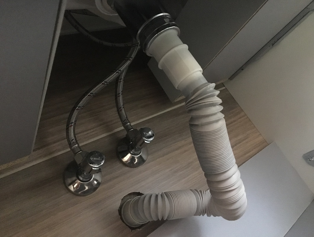 Potřebuji INSTALATÉRA - Oprava protékajícího umyvadla v koupelně