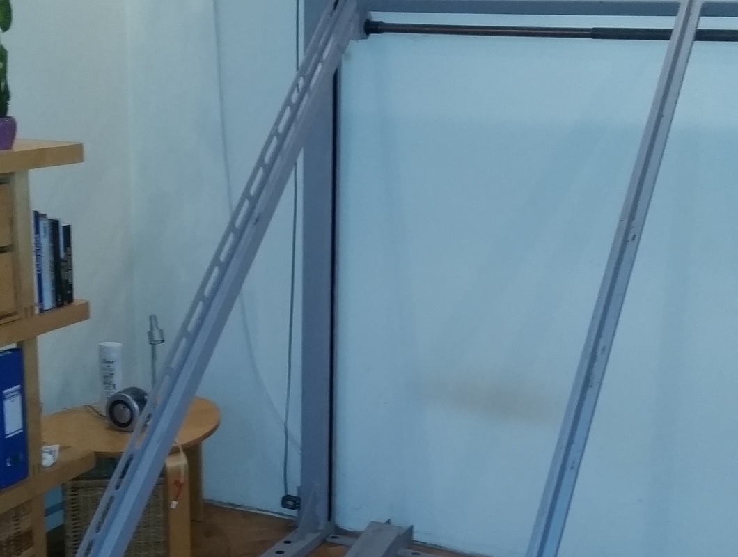 Odmontovat železnou konstrukci postele