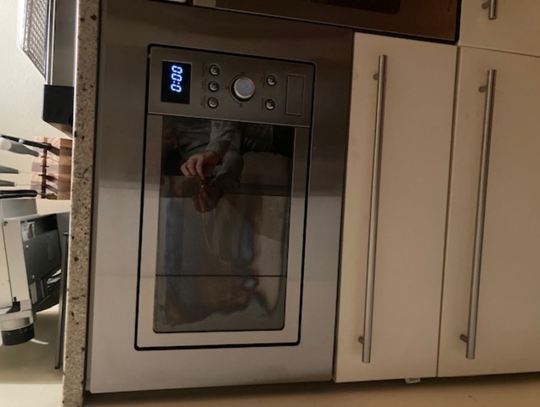 instalace mikrovlnné trouby do již existujícího místa v lince, vyjmutí staré mikrovlnky